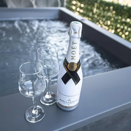 아파트 Aelia Jacuzzi Suite, The Luxury